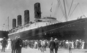55_crowd_viewing_the_rms_lusitania